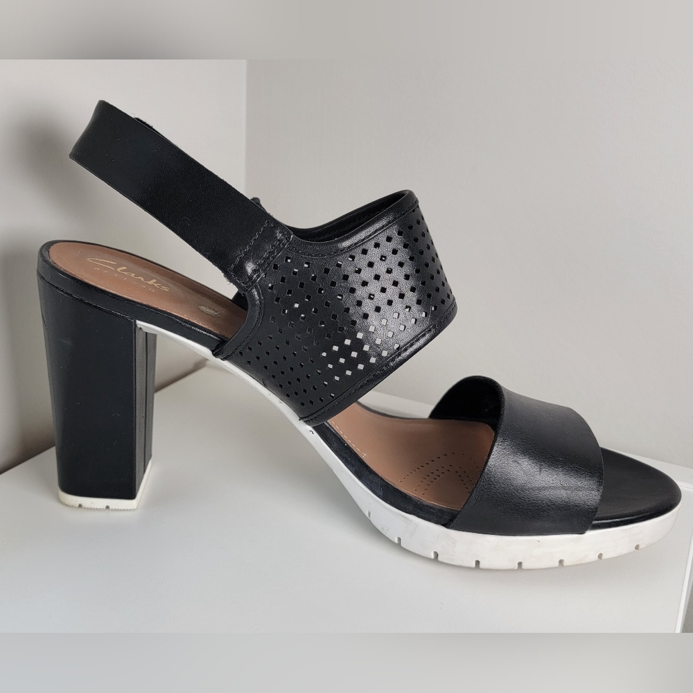 Clarks Sandals (Black & White | Size 11)
